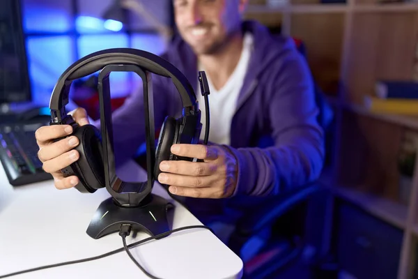 Young Hispanic Man Streamer Smiling Confident Holding Headphones Gaming Room — Stock Photo, Image
