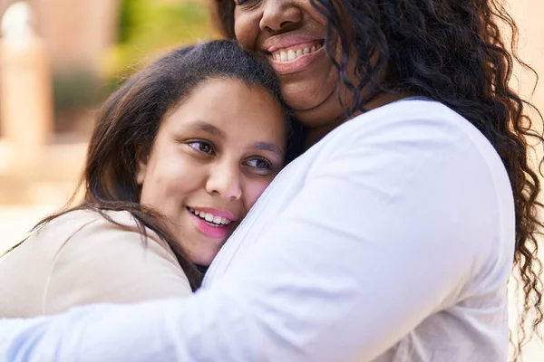 Μητέρα Και Κόρη Χαμογελούν Αυτοπεποίθηση Αγκαλιάζοντας Ένας Τον Άλλον Στο — Φωτογραφία Αρχείου