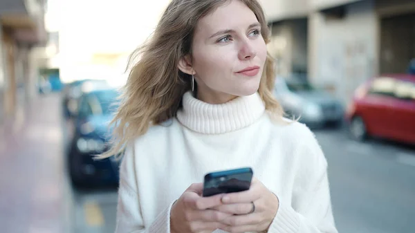 Young Blonde Woman Using Smartphone Standing Street — ストック写真