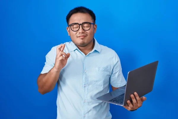 Chino Joven Usando Computadora Portátil Gesto Dedo Cruzado Sonriendo Con — Foto de Stock