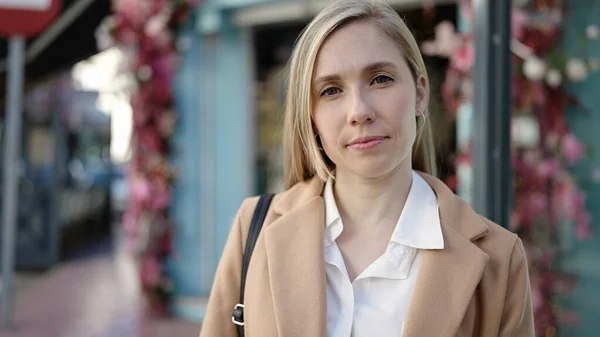 Ung Blond Kvinna Står Med Allvarliga Uttryck Kafé Terrass — Stockfoto
