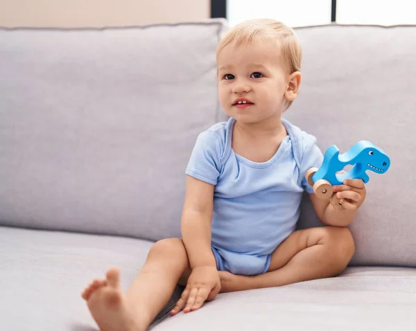 Liebenswertes Kleinkind Spielt Mit Spielzeug Auf Sofa Hause — Stockfoto