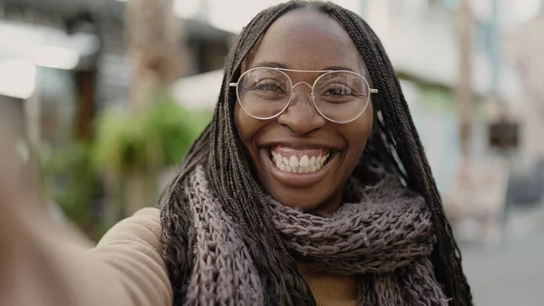 Mujer Africana Tomando Selfie Sonriendo Calle —  Fotos de Stock