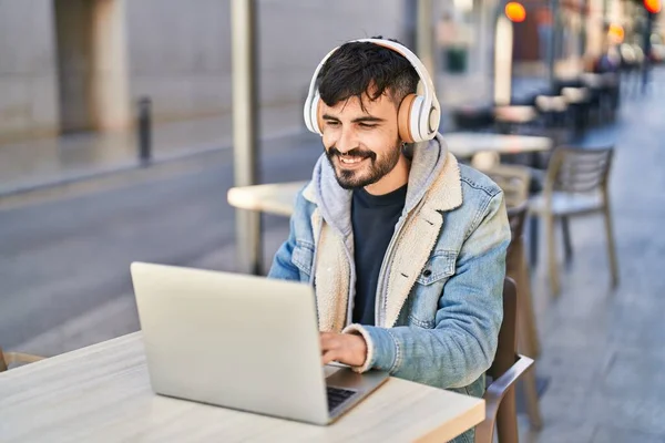 Joven Hispano Usando Laptop Auriculares Sentados Mesa Terraza Cafetería —  Fotos de Stock