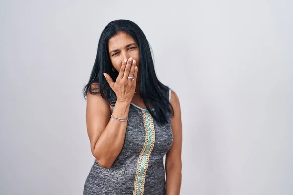 Ältere Hispanische Frau Die Vor Weißem Hintergrund Steht Langweilt Gähnend — Stockfoto