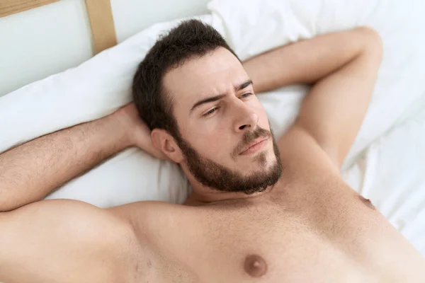 Νεαρός Ισπανός Ξαπλωμένος Στο Κρεβάτι Χαλαρή Έκφραση Στο Υπνοδωμάτιο — Φωτογραφία Αρχείου