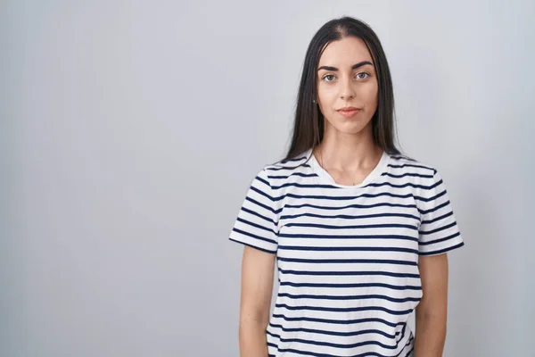 Ung Brunett Kvinna Bär Randig Skjorta Avslappnad Med Allvarliga Uttryck — Stockfoto