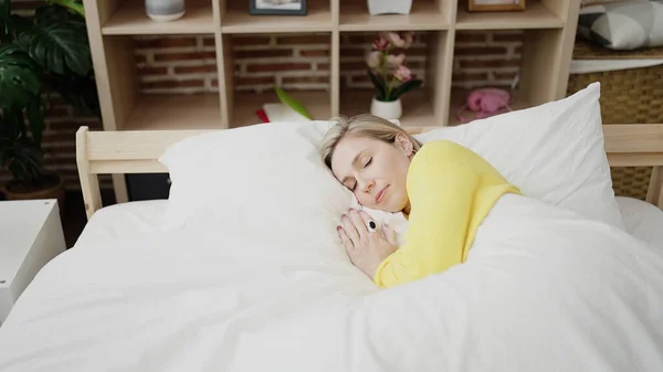 Ung Blond Kvinna Ligger Sängen Sover Sovrummet — Stockfoto