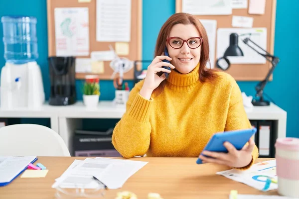 Genç Güzel Cüsseli Bir Kadını Akıllı Telefondan Konuşuyor Ofiste Dokunmatik — Stok fotoğraf