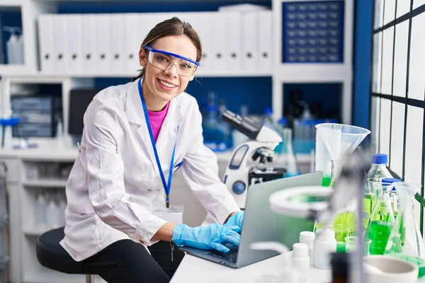 Laboratuvarda Dizüstü Bilgisayarını Kullanarak Gülümseyen Güzel Spanyol Bilim Kadını — Stok fotoğraf