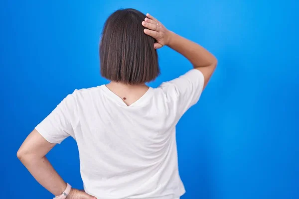 Middle Age Hispanic Woman Standing Blue Background Backwards Thinking Doubt — Stock fotografie