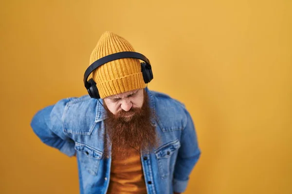 Καυκάσιος Άνδρας Μακριά Γενειάδα Ακούγοντας Μουσική Χρησιμοποιώντας Ακουστικά Που Υποφέρουν — Φωτογραφία Αρχείου