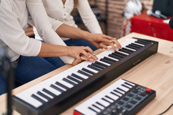 Duas Mulheres Músicos Tendo Aula Piano Estúdio Música — Fotografia de Stock