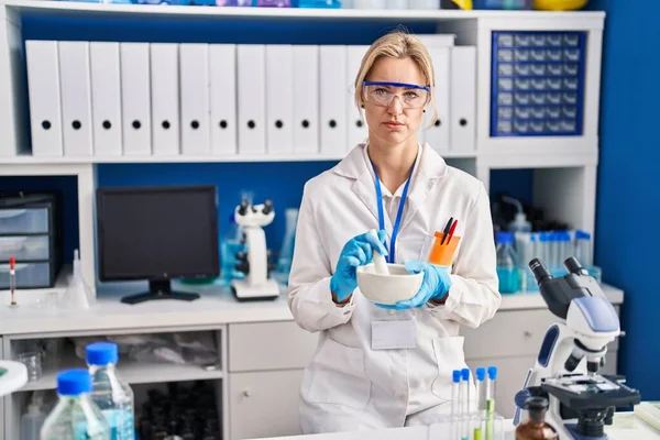 Jonge Blanke Vrouw Die Werkt Het Laboratorium Van Wetenschapper Ontspannen — Stockfoto