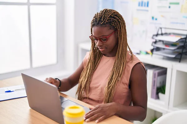 Femme Afro Américaine Travailleur Affaires Utilisant Ordinateur Portable Travaillant Bureau — Photo