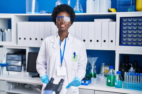 Joven Mujer Afroamericana Científica Sonriendo Confiada Pie Laboratorio —  Fotos de Stock