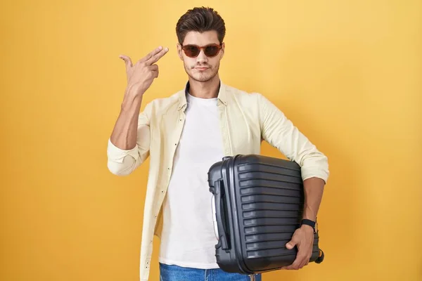 Yaz Tatilinde Bavul Tutan Genç Spanyol Adam Kendini Parmaklarını Silah — Stok fotoğraf
