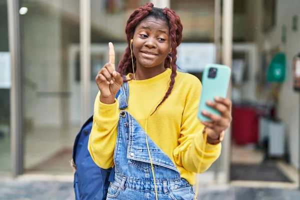 African Woman Doing Video Call Smartphone Smiling Idea Question Pointing — Stock Photo, Image