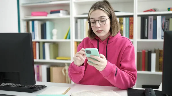 Junge Blonde Studentin Nutzt Smartphone Bibliothek — Stockfoto