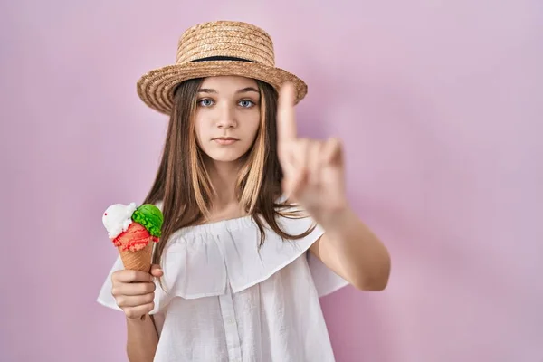 十代の女の子保持アイスクリームポインティングとともに指アップと怒りの表情 ジェスチャーを示しません — ストック写真
