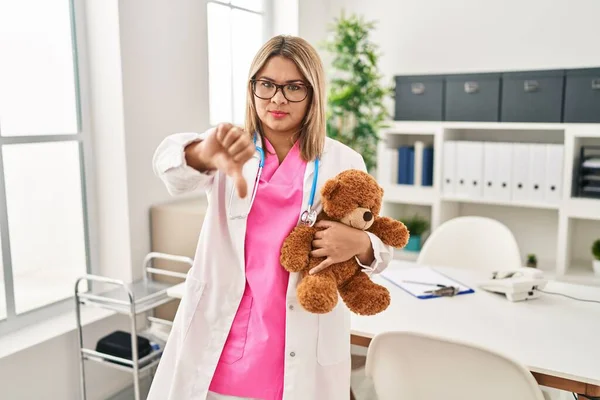 Jonge Spaanse Dokter Vrouw Houdt Teddybeer Met Boos Gezicht Negatief — Stockfoto