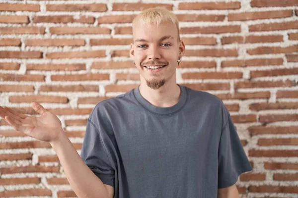Young Caucasian Man Standing Bricks Wall Smiling Cheerful Presenting Pointing — Stock Photo, Image