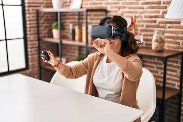 Middle Age Hispanic Woman Wearing Virtual Reality Glasses Home — Fotografia de Stock