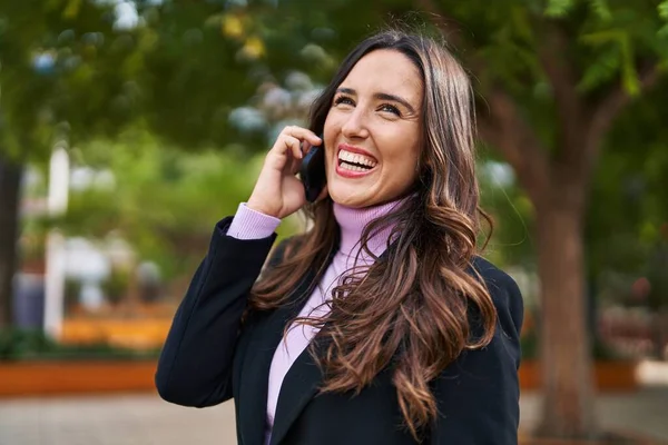 Jonge Hispanic Vrouw Glimlachen Zelfverzekerd Praten Smartphone Het Park — Stockfoto
