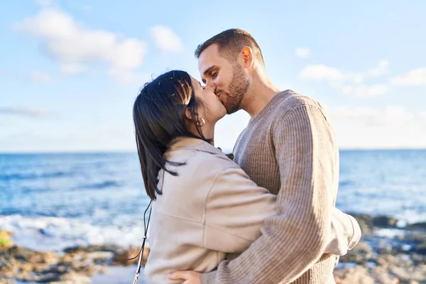 Man Woman Couple Hugging Each Other Kissing Seaside — Stok fotoğraf
