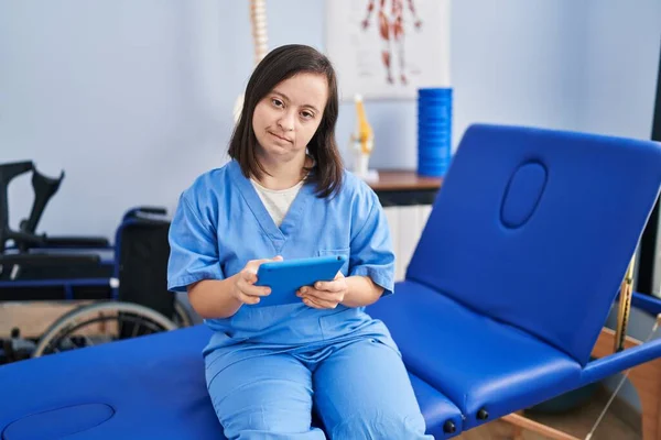 Syndrome Woman Wearing Physiotherapy Uniform Using Touchpad Physiotherapist Clinic — Foto Stock
