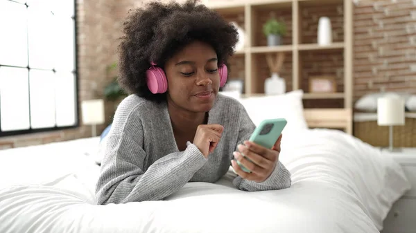 Afro Amerikaanse Vrouw Luisteren Naar Muziek Liggend Bed Slaapkamer — Stockfoto