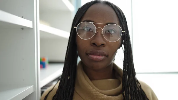 Африканская Женщина Стоящая Очках Библиотечном Университете — стоковое фото