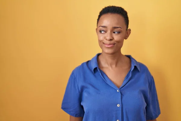 Africano Americano Mulher Sobre Fundo Amarelo Sorrindo Olhando Para Lado — Fotografia de Stock