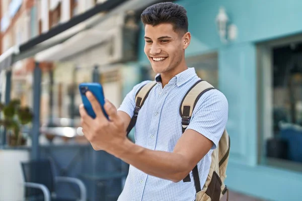 Joven Estudiante Hispano Usando Smartphone Calle —  Fotos de Stock