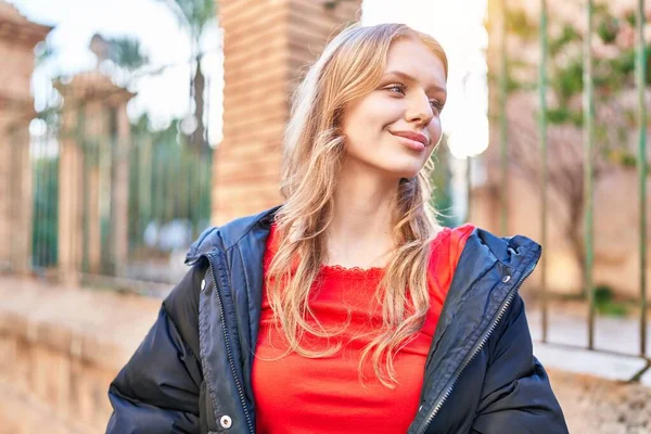 Young Blonde Woman Smiling Confident Looking Side Street — Foto Stock