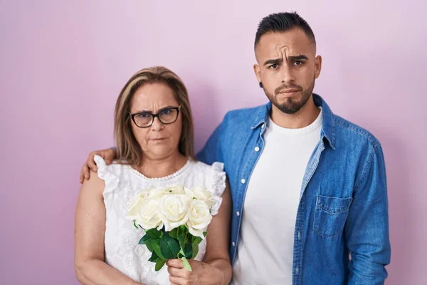 Hispanic Mor Och Son Tillsammans Håller Bukett Vita Blommor Skeptisk — Stockfoto