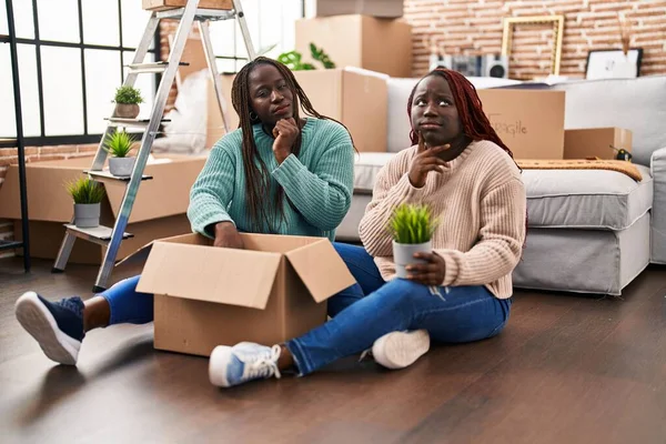 Twee Afrikaanse Vrouwen Die Naar Een Nieuw Huis Vloer Verhuizen — Stockfoto