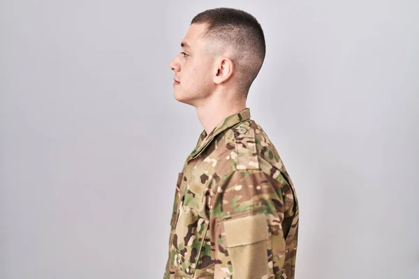 Mladý Muž Maskovací Armádní Uniformě Hledá Stranu Relaxační Profil Pózovat — Stock fotografie