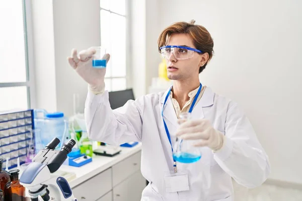 Kafkasyalı Genç Bilim Adamı Laboratuarda Test Tüpleri Tutuyor — Stok fotoğraf