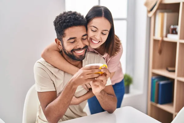 Man Och Kvinna Par Sitter Bordet Dricka Kaffe Hemma — Stockfoto