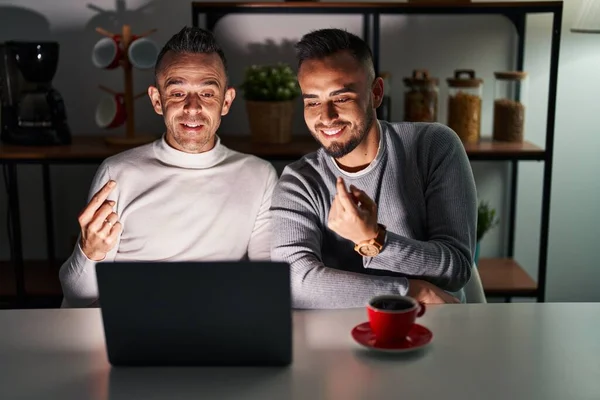 Homoseksueel Paar Met Behulp Van Computer Laptop Wenken Komen Hier — Stockfoto