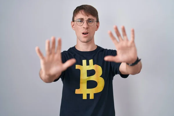 Beyaz Sarışın Bitcoin Tişörtlü Bir Adam Hareketlerini Kızgın Hayal Kırıklığına — Stok fotoğraf