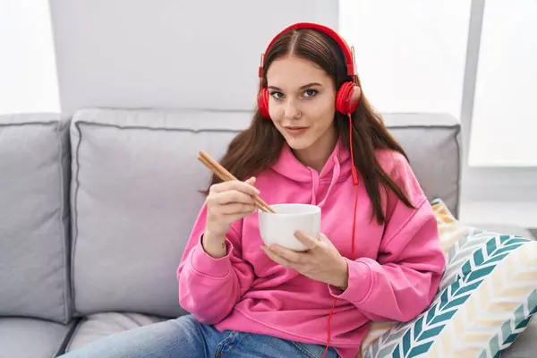 Young Woman Listening Music Eating Chinese Food Home — Stock Photo, Image