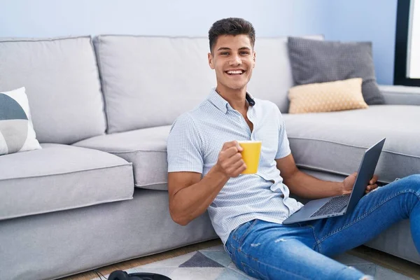 Genç Spanyol Adam Dizüstü Bilgisayar Kullanıyor Evde Oturmuş Kahve Içiyor — Stok fotoğraf