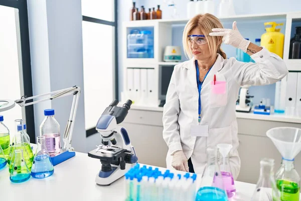 Mulher Loira Meia Idade Trabalhando Laboratório Cientista Atirando Matando Apontando — Fotografia de Stock