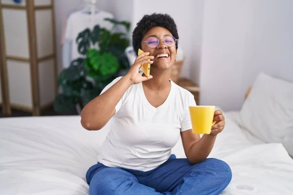 Femme Afro Américaine Parlant Sur Smartphone Boire Café Dans Chambre — Photo