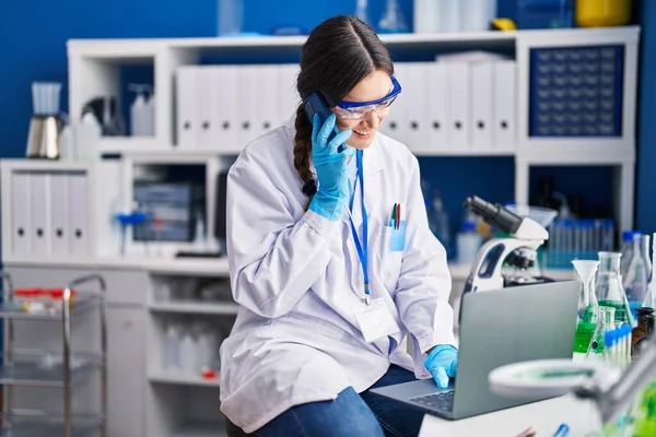 Jovem Cientista Usando Laptop Falando Smartphone Laboratório — Fotografia de Stock