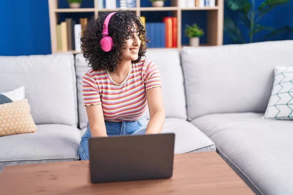 Young Middle Eastern Woman Using Laptop Headphones Sitting Sofa Home — Stockfoto