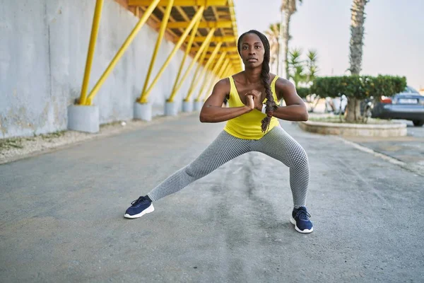 Afričanky Americká Žena Sobě Sportovní Oblečení Strečink Noha Ulici — Stock fotografie