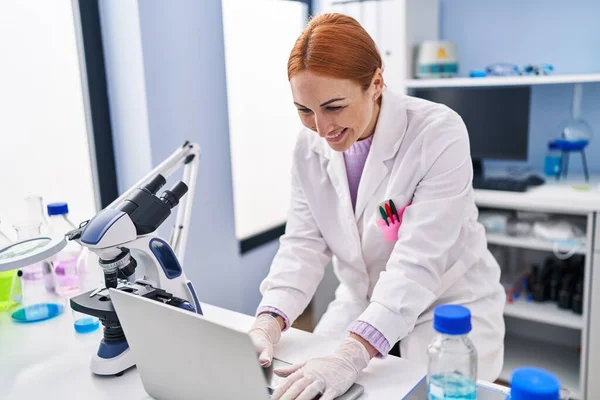 Jovem Cientista Caucasiana Usando Laptop Trabalhando Laboratório — Fotografia de Stock